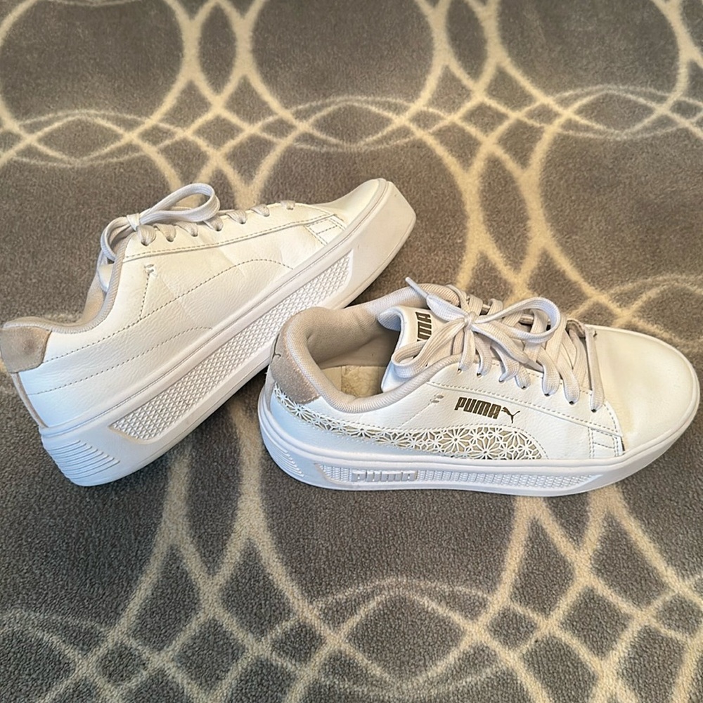 White puma sneakers